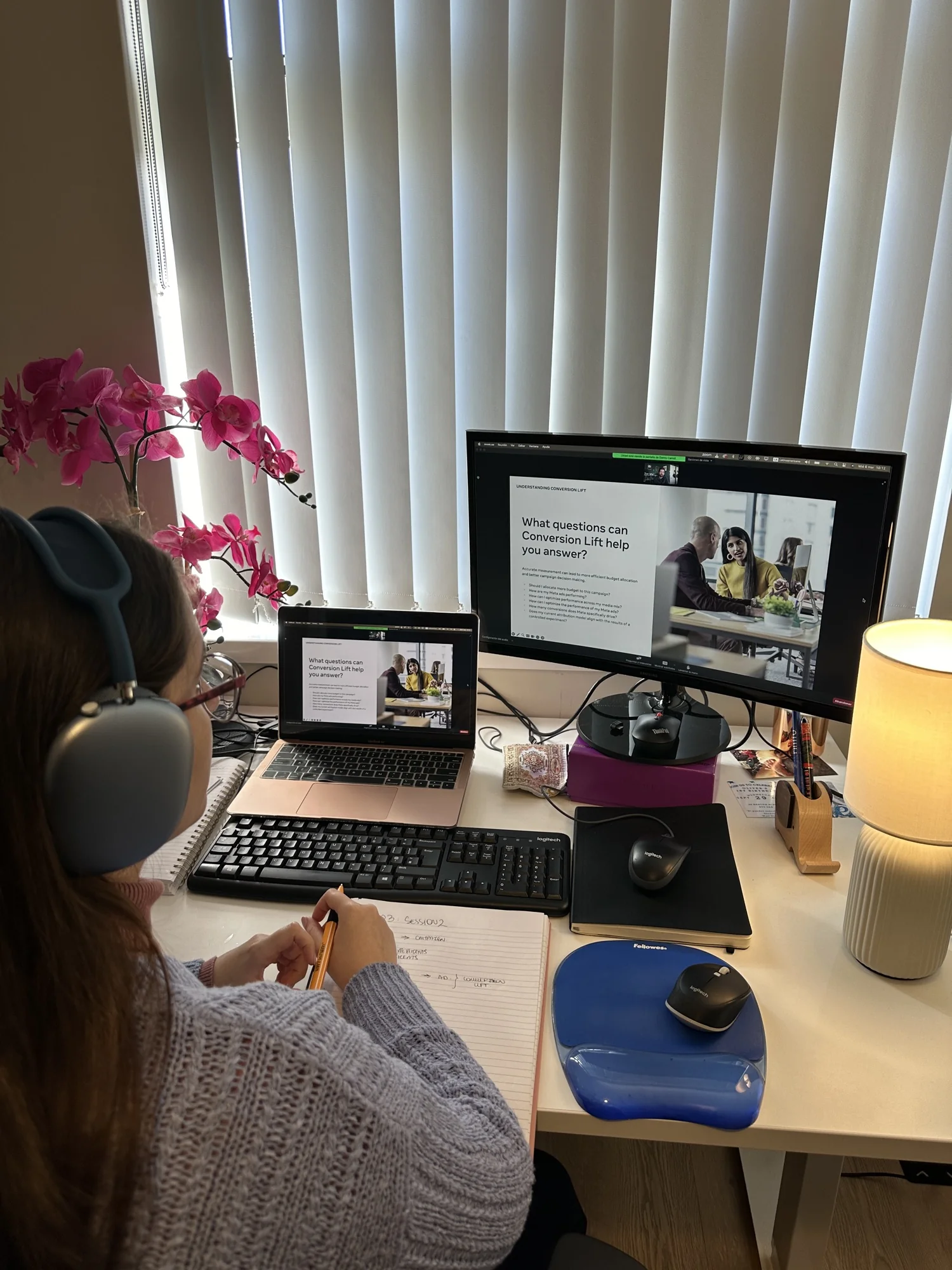 Sabrina Basante de 2U Digital en su escritorio en Drogheda, Irlanda