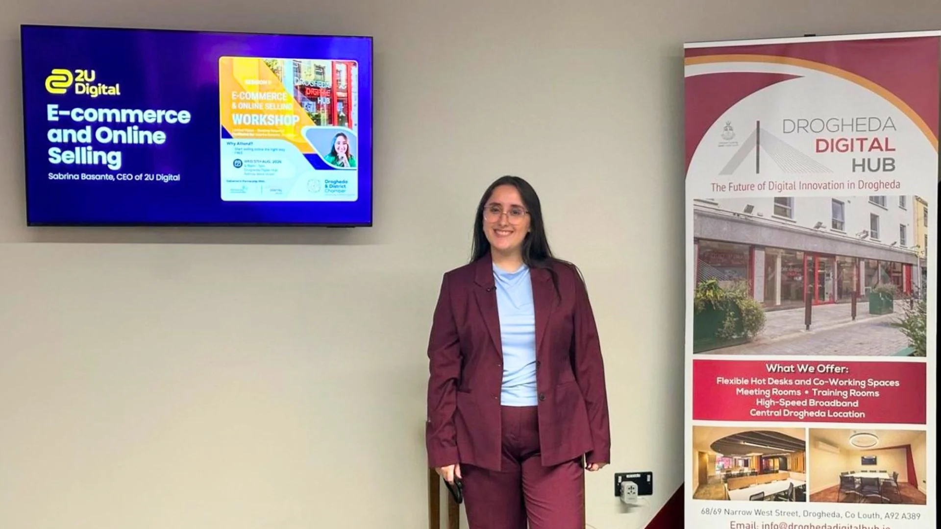 Sabrina Basante, de 2U Digital, abriendo el workshop de E-Commerce y Venta Online junto a la diapositiva de título en Drogheda Digital Hub